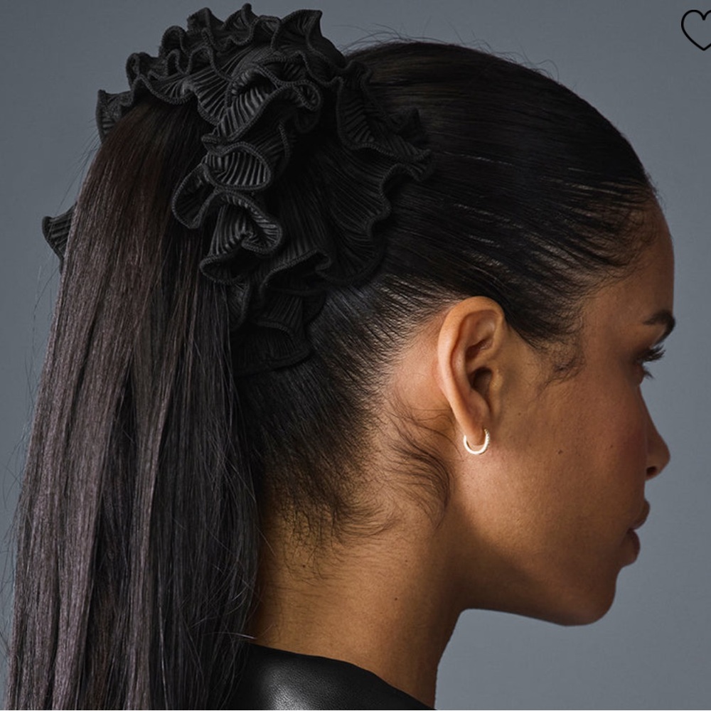 NWT ALO Yoga Black Micro Plisse Scrunchie - Picture 2 of 4